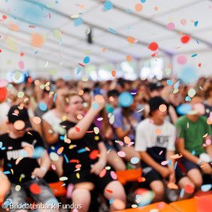 Konfettikanone Eröffnungsfeier beim Jugendkirchentag